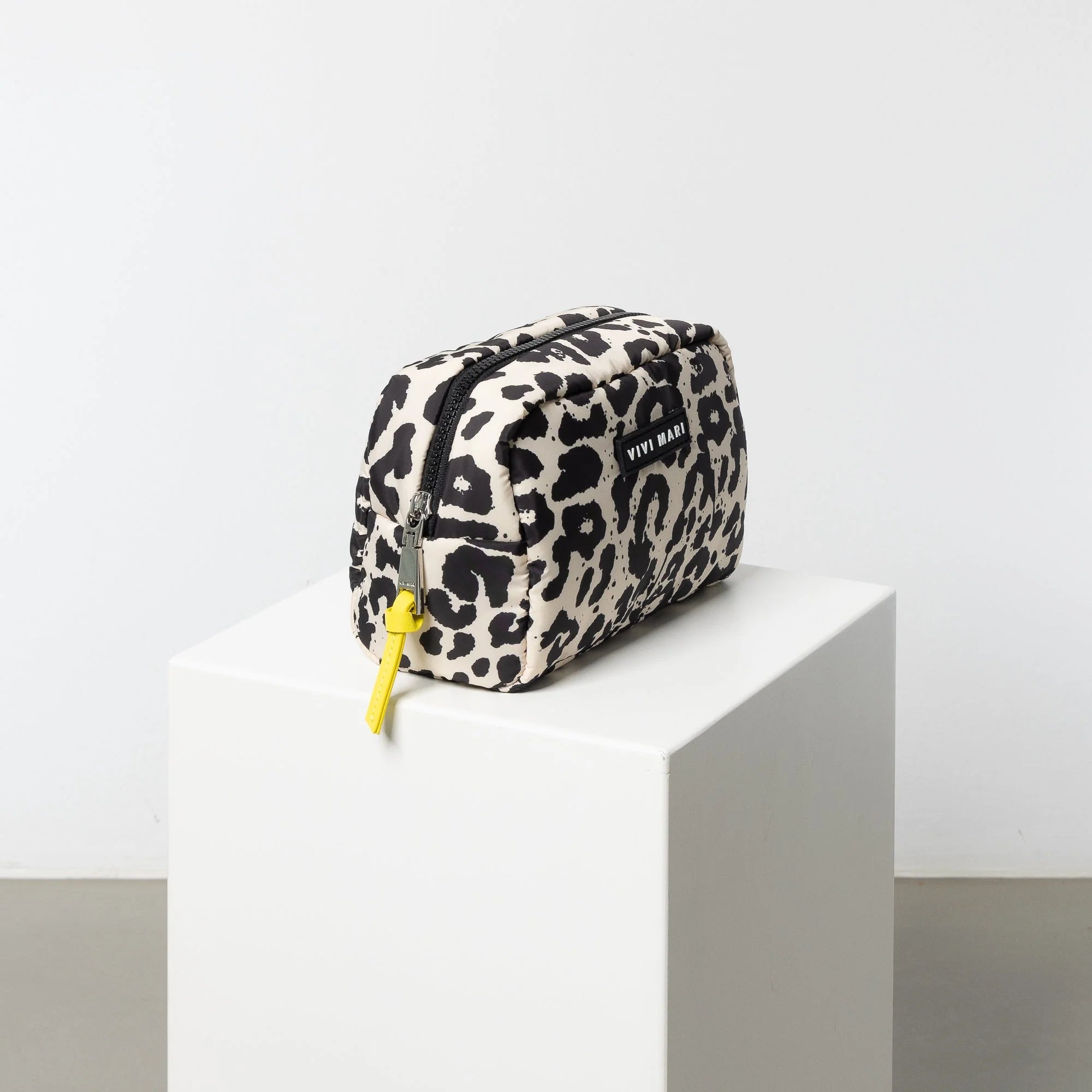 VIVI MARI Toiletry Bag small - leo splashes black/sand