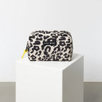 VIVI MARI Toiletry Bag small - leo splashes black/sand