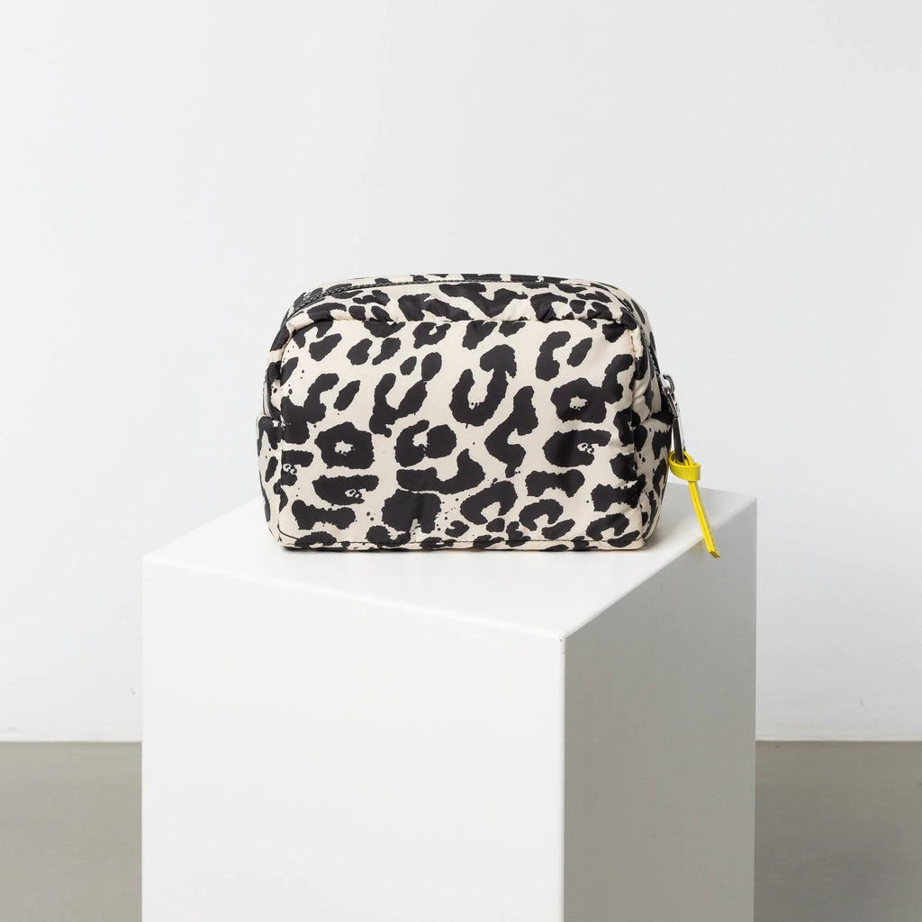 VIVI MARI Toiletry Bag small - leo splashes black/sand