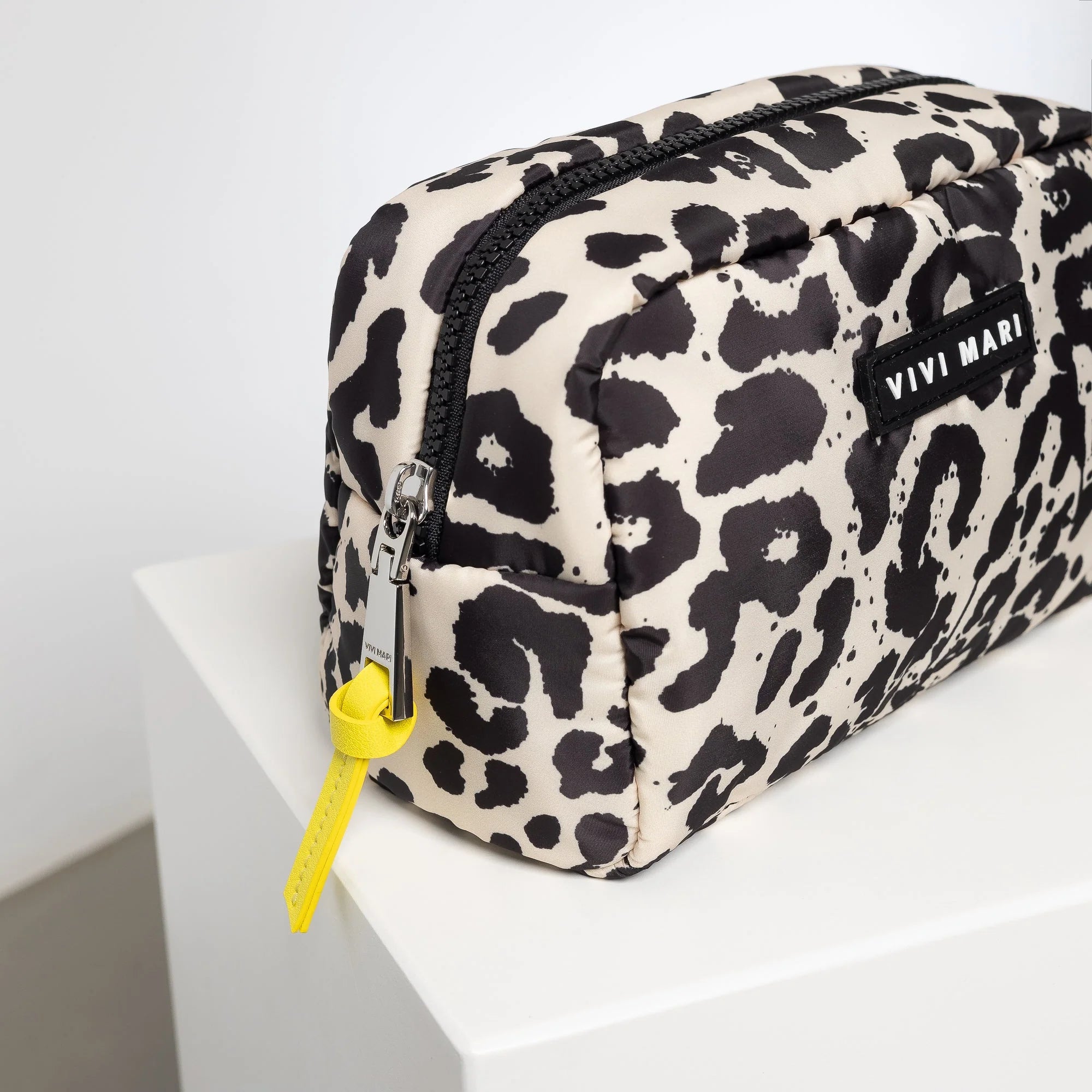 VIVI MARI Toiletry Bag small - leo splashes black/sand