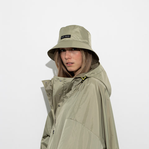 Vivi Mari Bucket Hat und Raincoat in der Farbe pale olive