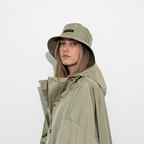 Vivi Mari Bucket Hat und Raincoat in der Farbe pale olive