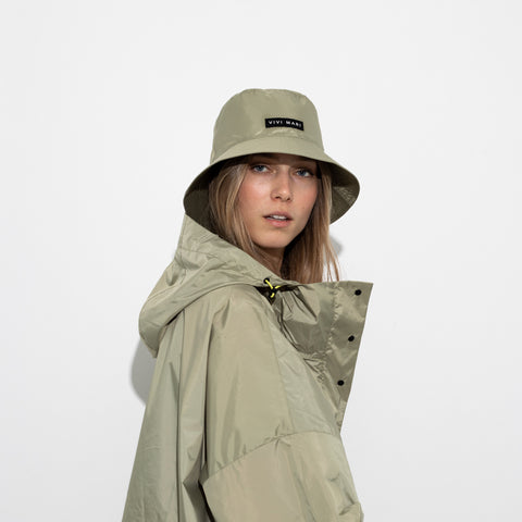 Vivi Mari Bucket Hat und Raincoat in der Farbe pale olive