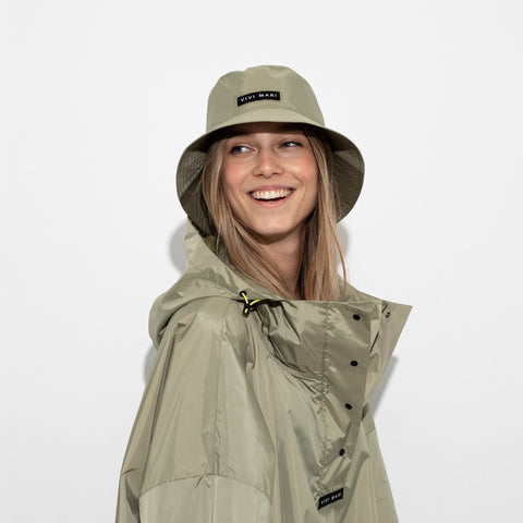 Vivi Mari Bucket Hat und Raincoat in der Farbe pale olive