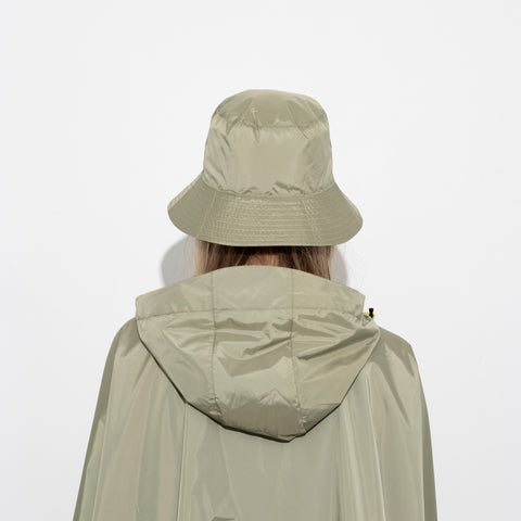 Vivi Mari Bucket Hat und Raincoat in der Farbe pale olive