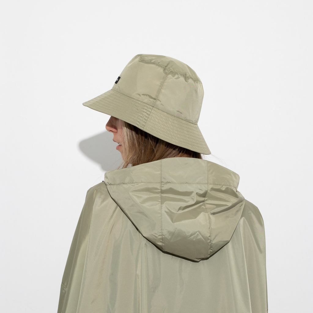 Vivi Mari Bucket Hat und Raincoat in der Farbe pale olive