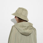 Vivi Mari Bucket Hat und Raincoat in der Farbe pale olive