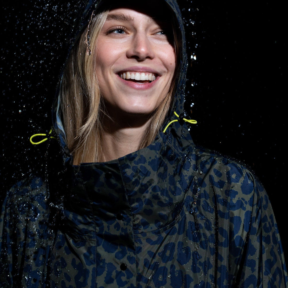 VIVI MARI RAINCOAT LEO SPLASHES NAVY/OLIVE