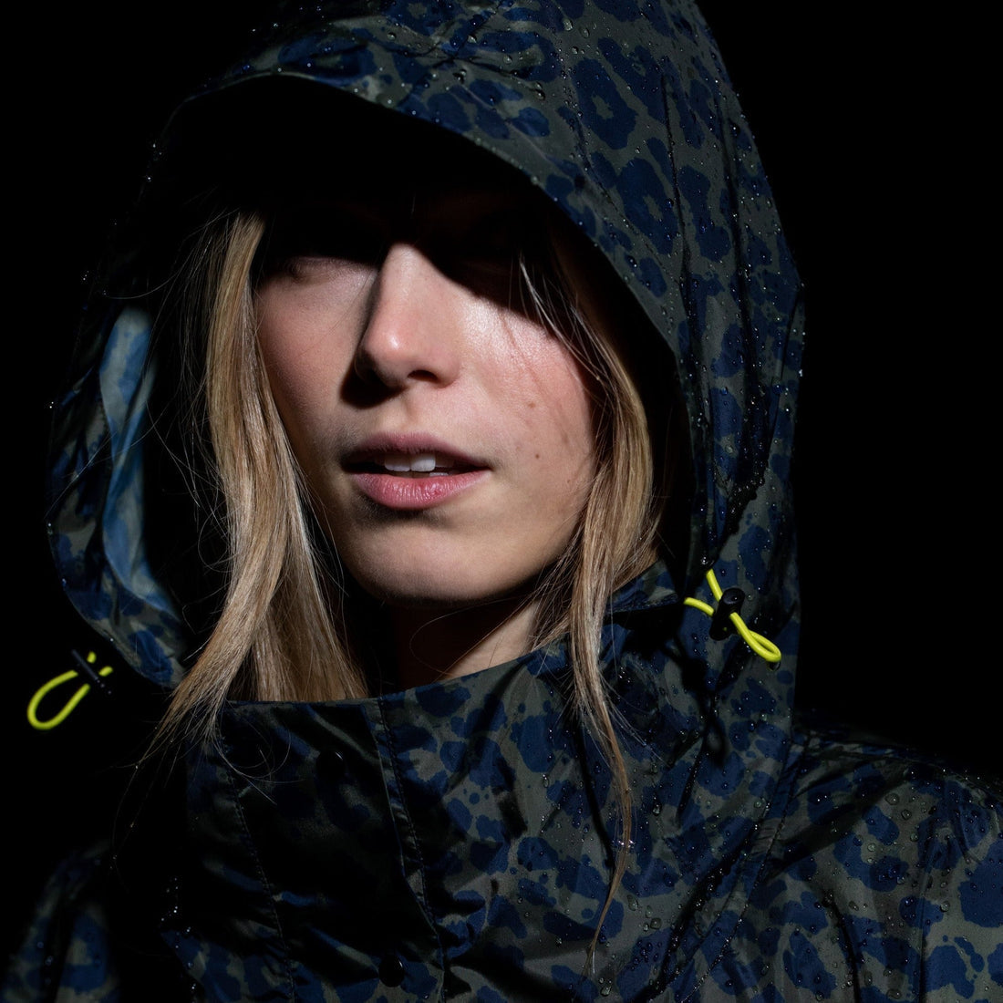 VIVI MARI RAINCOAT LEO SPLASHES NAVY/OLIVE